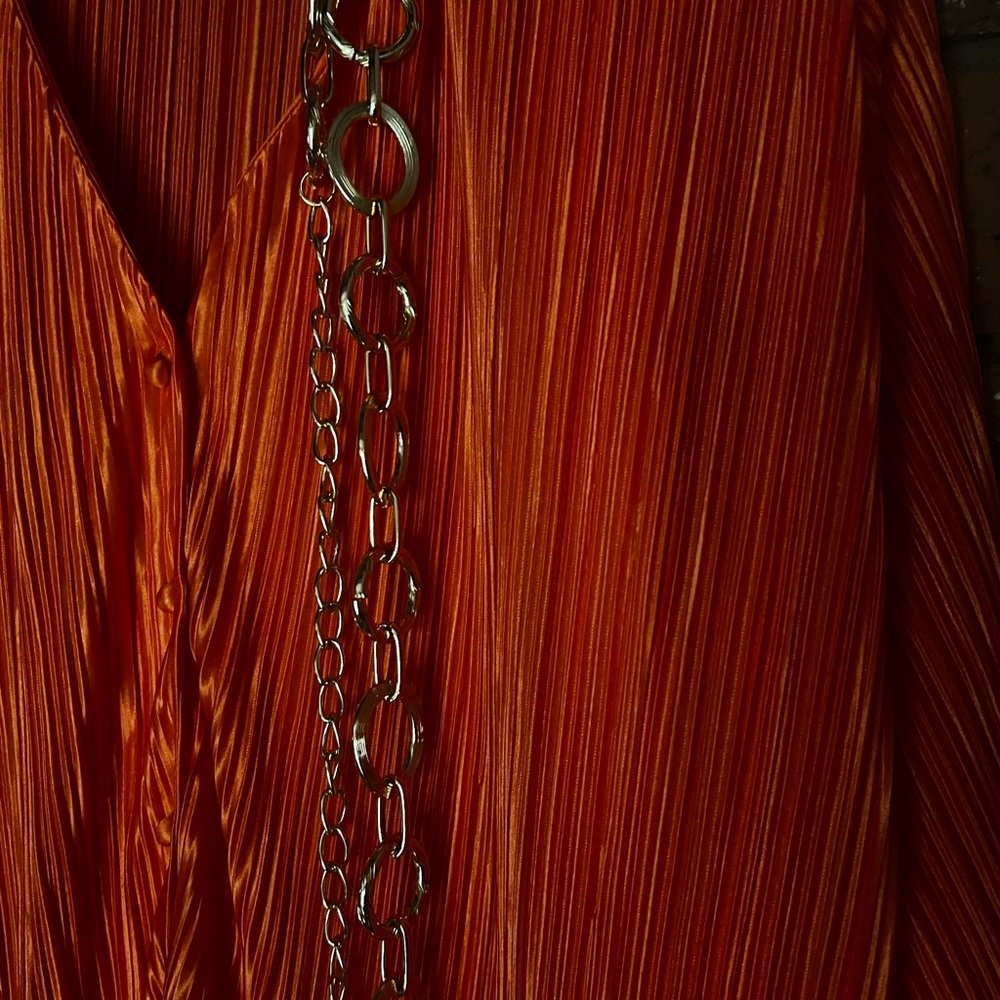 NWT Showpo oversized shirt/dress Orange in Colour with a gold style chain belt - Picture 5 of 9